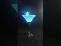 Mobili da bar a LED luminosi illuminano tavoli e sedie da cocktail