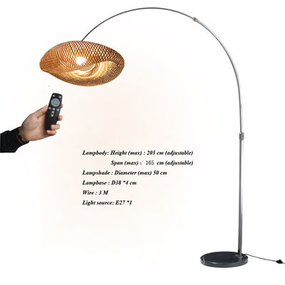 Divano moderno in soggiorno, studio in camera da letto, lavoro verticale, lampada da terra per la pesca.