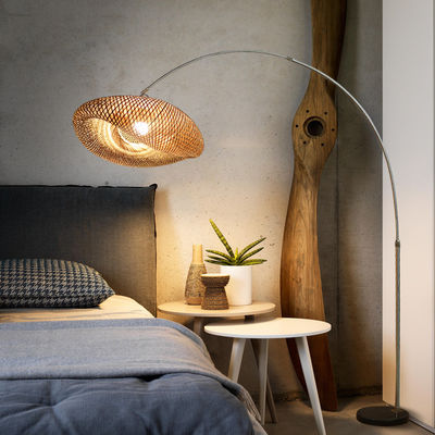 Divano moderno in soggiorno, studio in camera da letto, lavoro verticale, lampada da terra per la pesca.