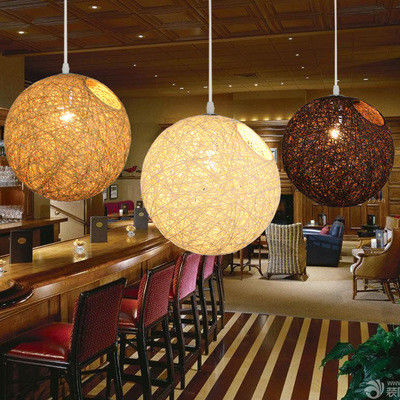 Luce pendente a sfera di canapa moderna Colorata sfera a sfera di canapa rattan lampadario appeso a canne