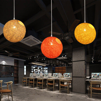 Luce pendente a sfera di canapa moderna Colorata sfera a sfera di canapa rattan lampadario appeso a canne