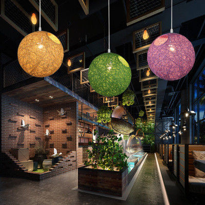 Luce pendente a sfera di canapa moderna Colorata sfera a sfera di canapa rattan lampadario appeso a canne