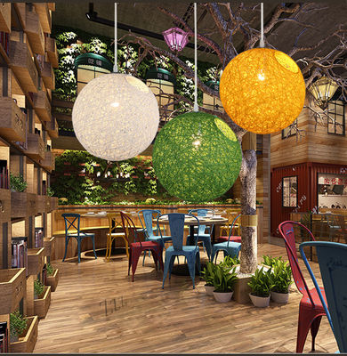 Luce pendente a sfera di canapa moderna Colorata sfera a sfera di canapa rattan lampadario appeso a canne