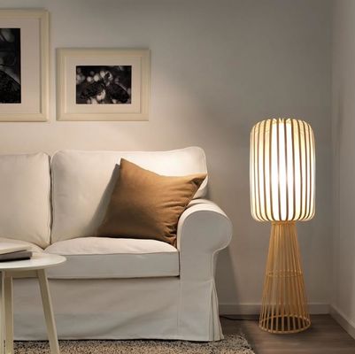 Lampada da pavimento in bambù per salotto residenziale