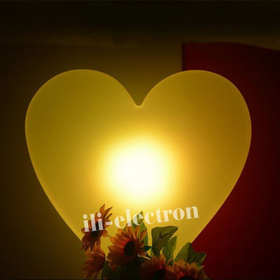 Lampada decorativa a led a forma di cuore illuminata