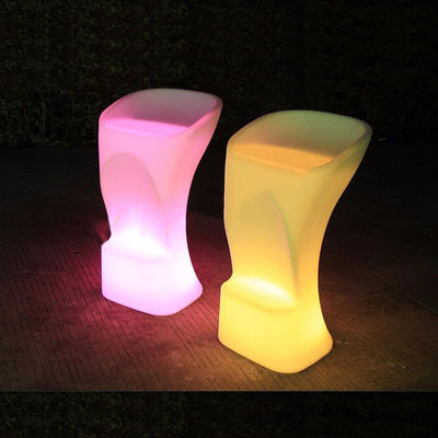 Poltrona da bar illuminata a led con design moderno colorato in RGB