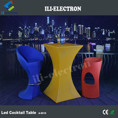 Arredamento esterno a led in plastica di colore arancione