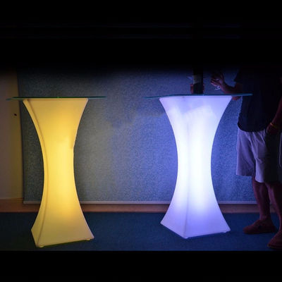 Arredamento esterno a led in plastica di colore arancione