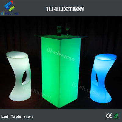 Tavolo da cocktail all'aperto a luce a LED Materiale di plastica in PE cuboide alto con telecomando
