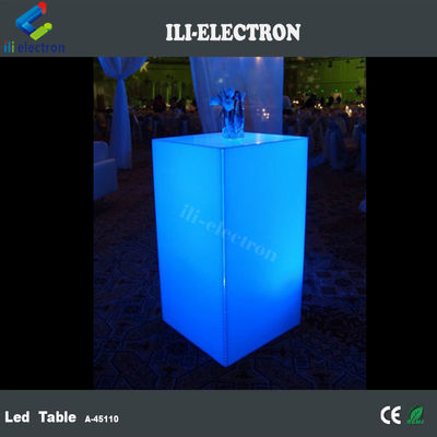 Tavolo da cocktail all'aperto a luce a LED Materiale di plastica in PE cuboide alto con telecomando