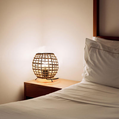 piccola lampada da tavolo a sfera creativa in rotino lampada da tavolo decorativa in rattan artificiale in rotino tessuto in camera da letto