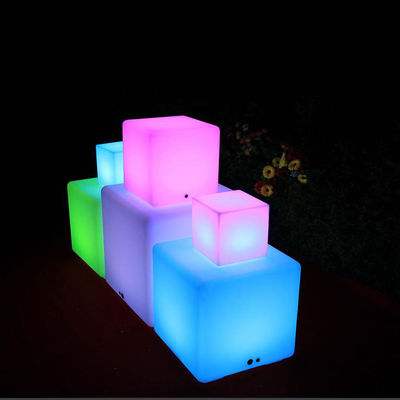 Luce LED in plastica a cubo con telecomando e luminosità regolabile