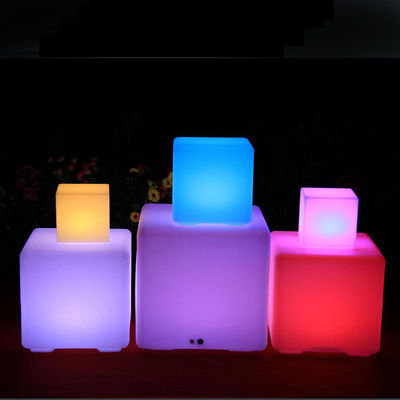 Luce LED in plastica a cubo con telecomando e luminosità regolabile