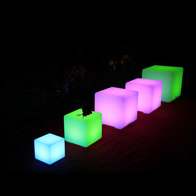 Luce LED in plastica a cubo con telecomando e luminosità regolabile
