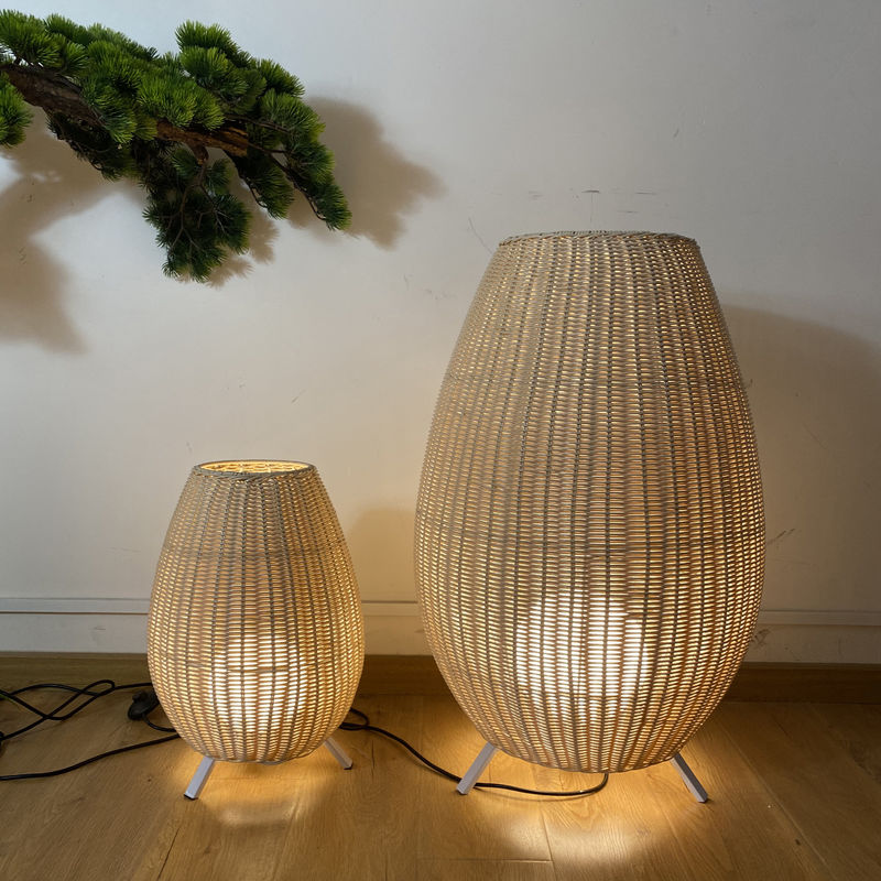 Lampada da pavimento da treppiede di rotino all'aperto a LED Nera luminosa Hotel Decorazione moderna