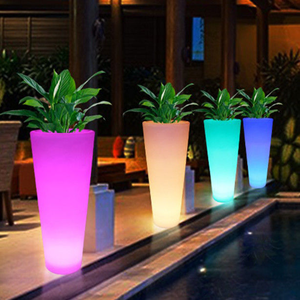Mostra di vasi da fiori luminosi Pottine di piante da giardino luminose colorate Lampada da pavimento da piantagione in plastica Per il noleggio di feste