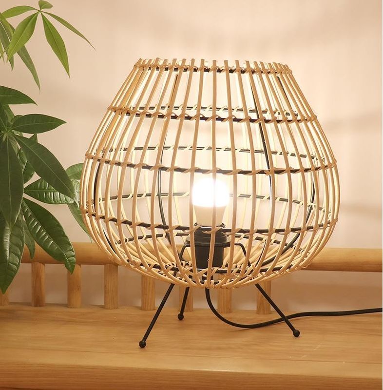 Lampada da tavolo in bambù di colore naturale per la camera da letto