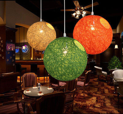 Luce pendente a sfera di canapa moderna Colorata sfera a sfera di canapa rattan lampadario appeso a canne