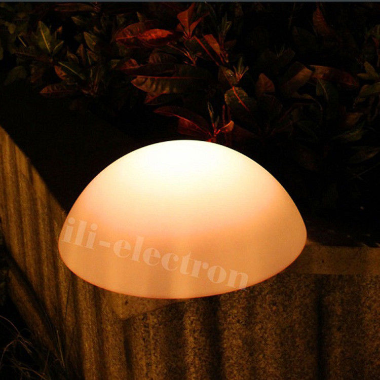 Lampada a sfera impermeabile di plastica a LED che cambia colore Forma a mezza sfera per decorazioni da giardino