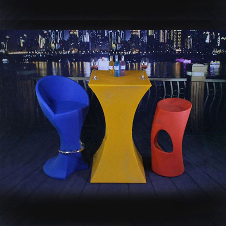 Arredamento esterno a led in plastica di colore arancione