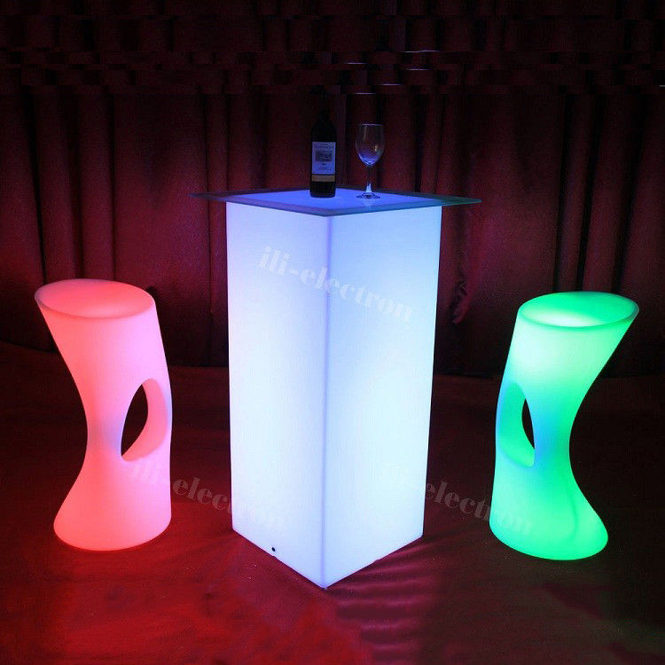Tavolo da cocktail all'aperto a luce a LED Materiale di plastica in PE cuboide alto con telecomando