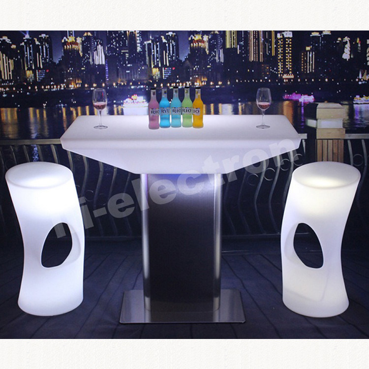 Arredamento da bar, tavoli da bar illuminati a led ricaricabili